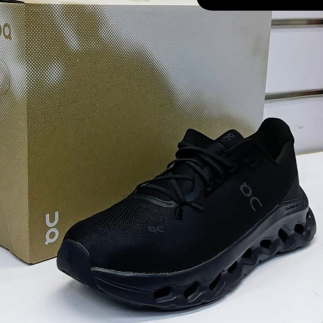 On Cloudtilt "Black”